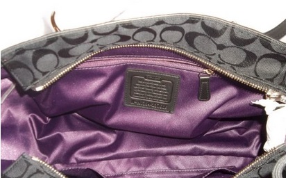 Coach-Gallery-Signature-Zipper-tote-interior-Coachhandbag.ca_